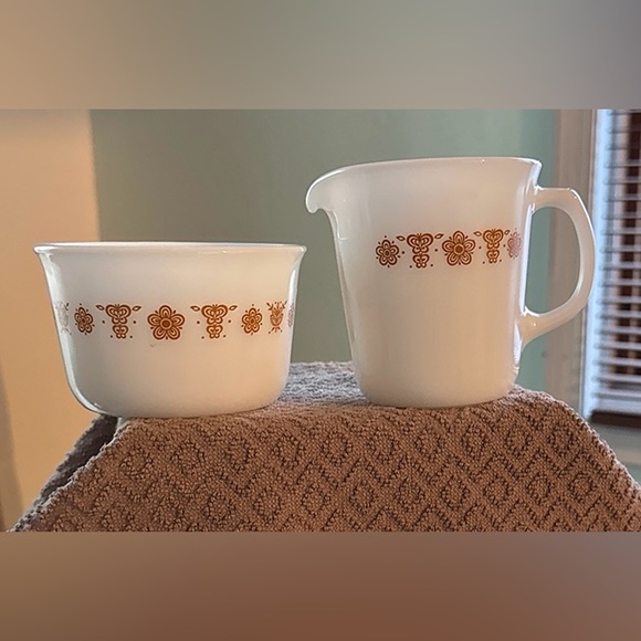 Vintage Pyrex Creamer and Sugar Bowl - Picture 1 of 3